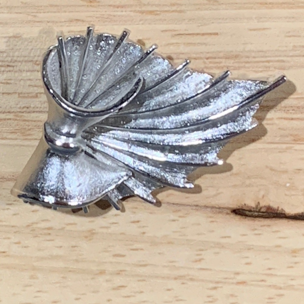 Vintage Coro Silver Tone Textured Fan Bow Brooch Pin Mid Century Modern MCM